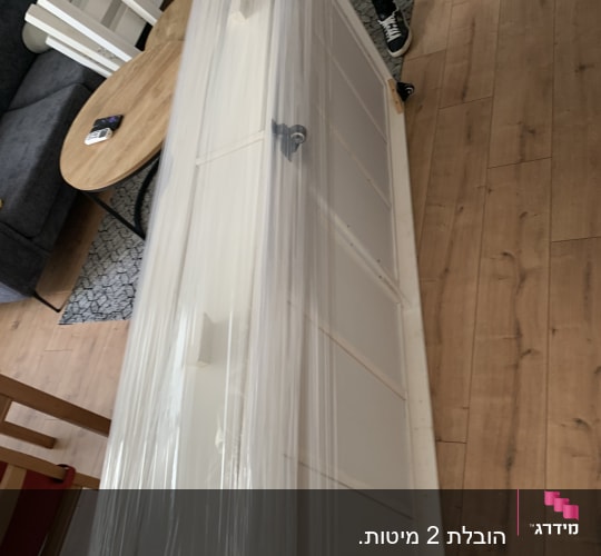 ארון עטוף בניילון על גלגלים